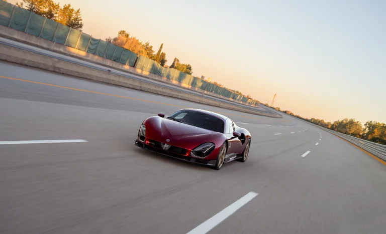 I test dinamici della Alfa Romeo 33 Stradale presso l’iconico circuito di Nardò