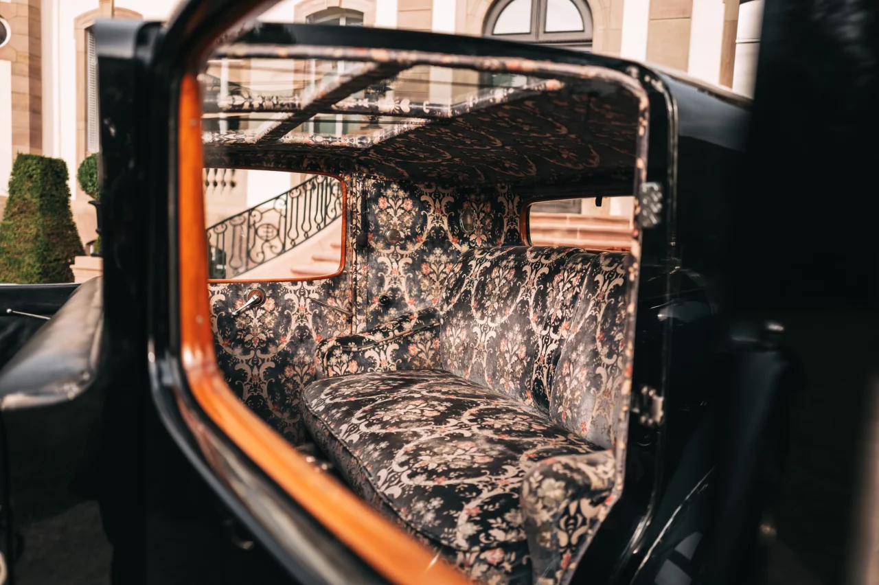 Im Inneren des ROYALE Coupé Napoléon taucht ein Glasdach den Fond in eine helle Atmosphäre.