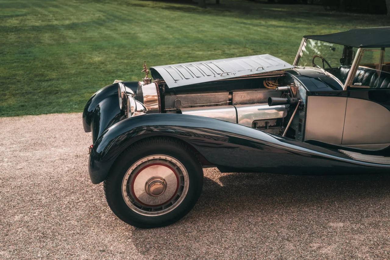 Unter seiner gewaltigen Motorhaube beherbergt der BUGATTI ROYALE einen außergewöhnlichen Reihenachtzylinder, der ein Automobil von beispielloser Größe souverän antreibt.