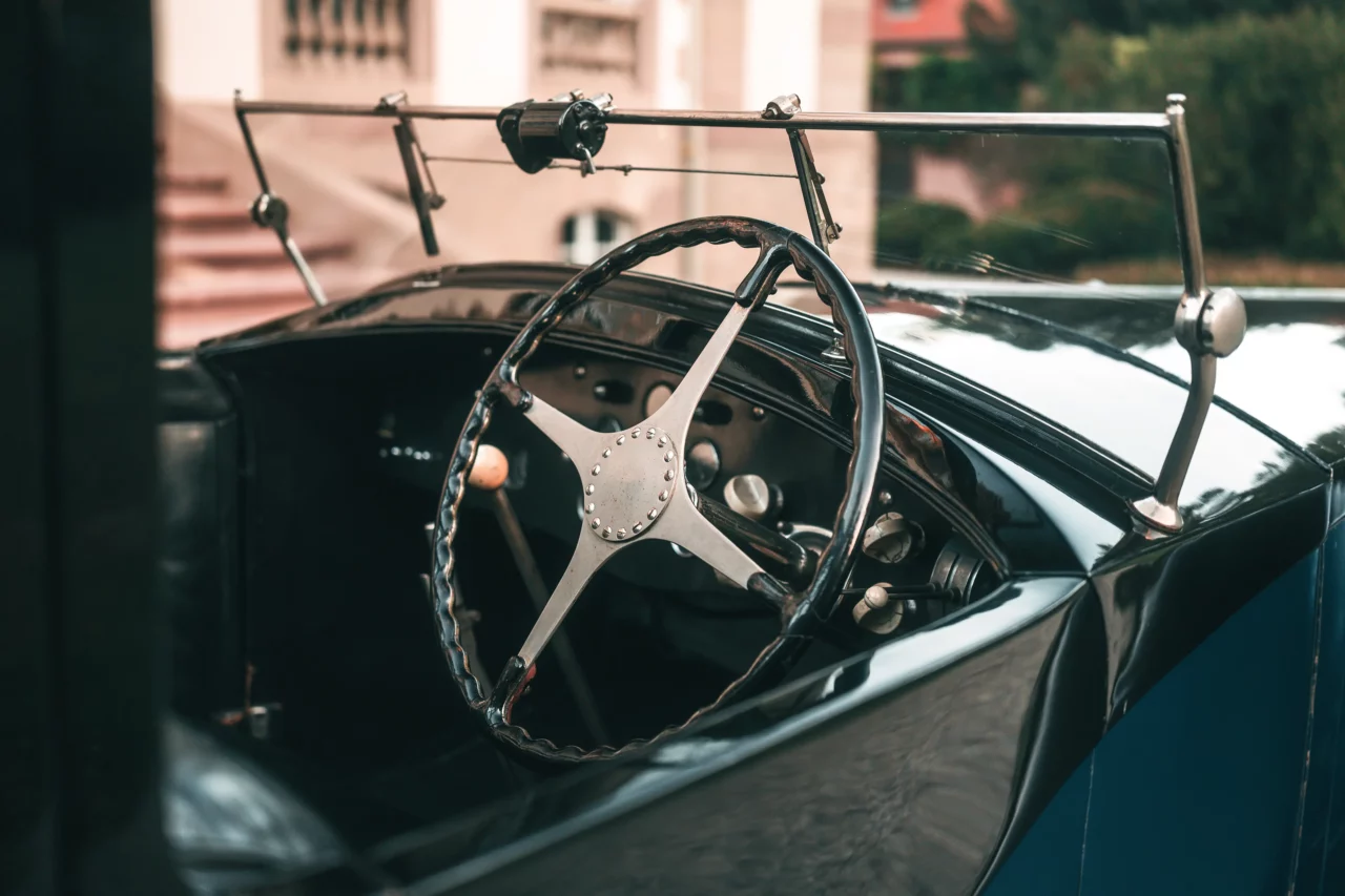Vom Lenkrad bis zum Armaturenbrett vereint der BUGATTI ROYALE mechanische Meisterleistung und kompromisslose Eleganz, ganz im Sinne von Ettore Bugattis Überzeugung.