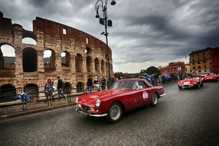 Το Cavalcade Classiche ολοκληρώνεται με την παρέλαση vintage Ferraris στο κέντρο της Ρώμης