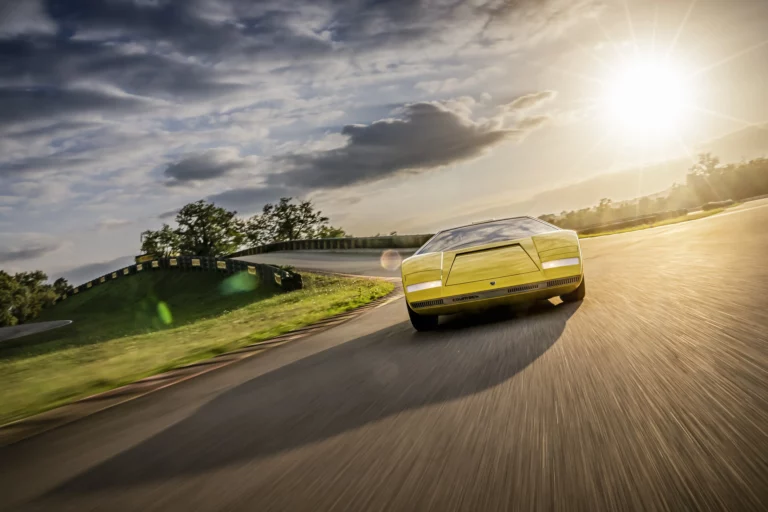 La Lamborghini Countach LP 500 reconstruction de 1971 est officiellement dévoilée lors d’un événement spécial.