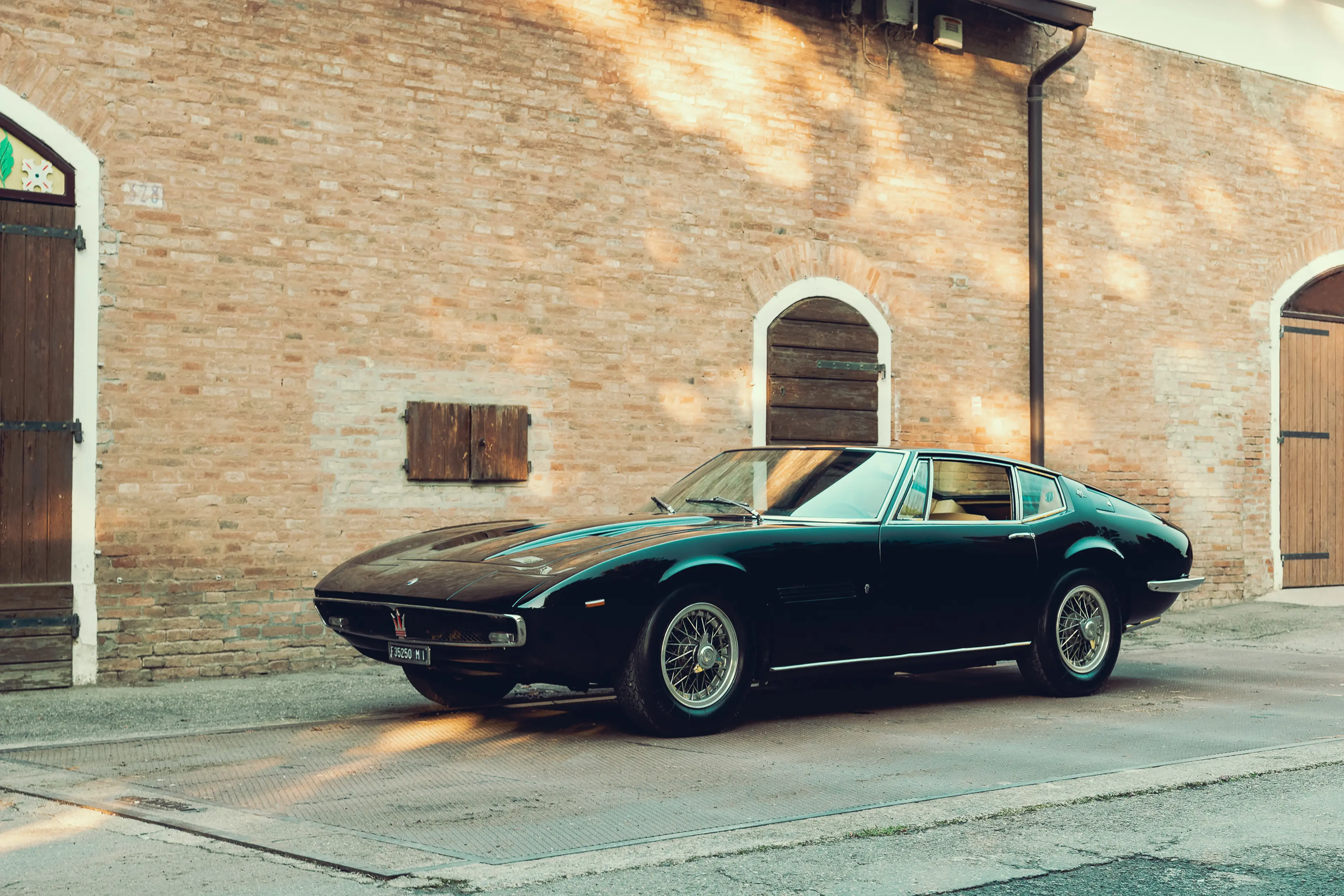 Maserati Ghibli: Мощный автомобиль, названный в честь сильного
