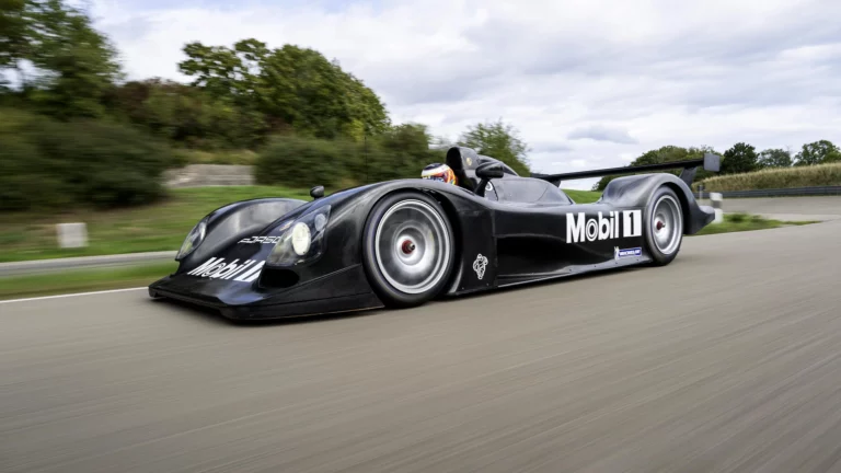 Vingt-cinq ans après : Porsche redonne vie à la voiture de course LMP 2000