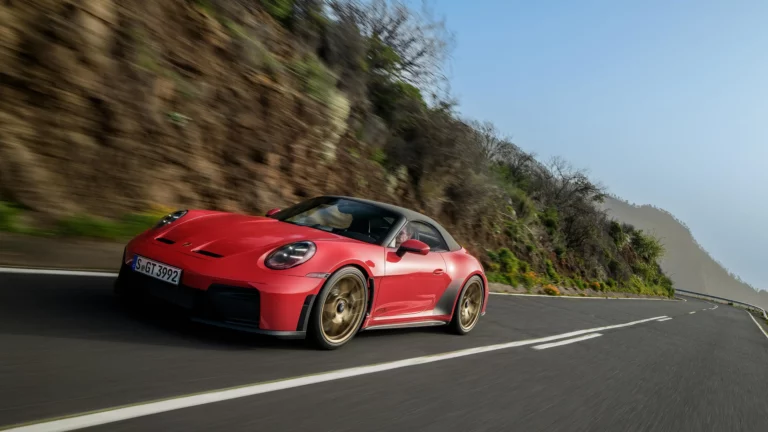 Un cabriolet allégé, équipé d’un moteur atmosphérique à haut régime et d’une boîte manuelle