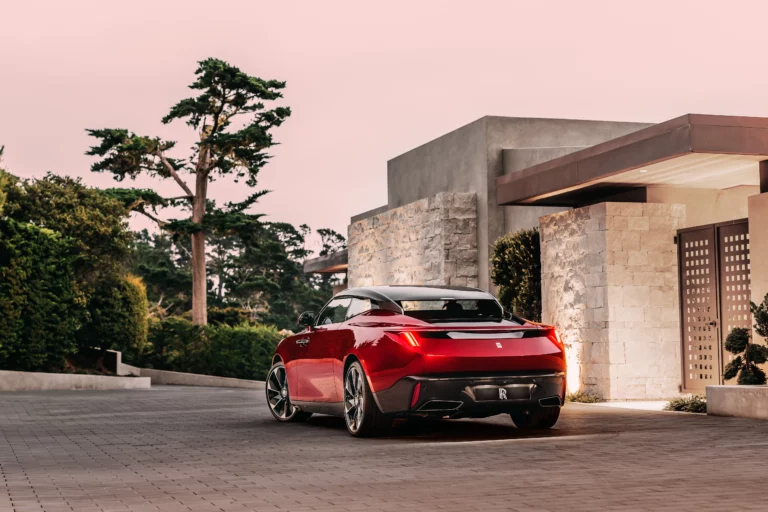 Rolls-Royce Dévoile “La Rose Noire” : La Première Commande de Carrosserie Droptail